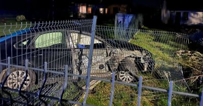 Kierująca samochodem marki Volvo uderzyła w słup i ogrodzenie